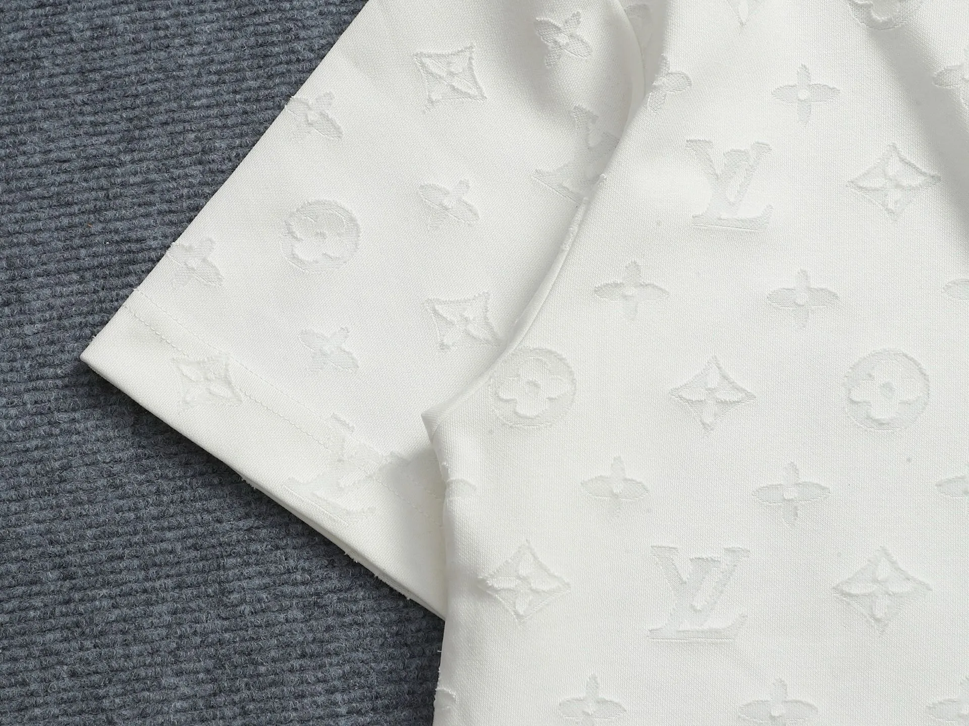 🅿️220 Louis Vuitton/Louis Vuitton Sweater jacquard towel embroidery The large logo is exquisitely upgraded, inspired by the retro embroidery of the 1980s. The original fabric is the same as the official short-sleeved T-shirt. The fabric is dyed in the same vat. It feels very comfortable. The latest brick cabinet synchronization for spring and summer. Fashionable and personalized. Super versatile and good-looking. It is very suitable for both men and women. A must-have for everyone. Hang tag. Collar label. Washed wheat. Complete with three labels. Color: black white. Size: S M L XL